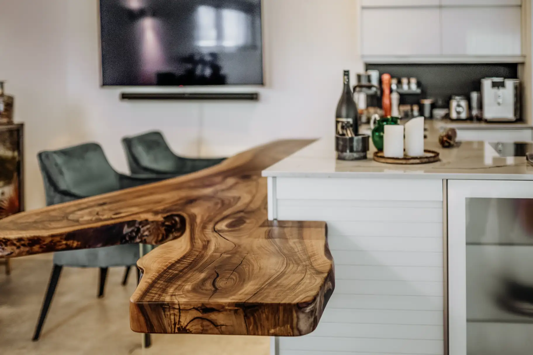 Handcrafted kitchen table from a tree trunk with exclusive grain and an oak tabletop, side view 2.