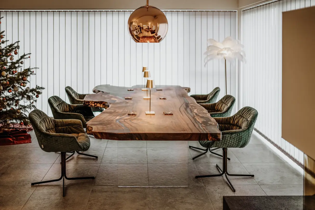 Einzigartiger Designer Wohnzimmer-Tisch aus einem Baumstamm mit eleganter Tischplatte aus Nussbaum, Stirnseite