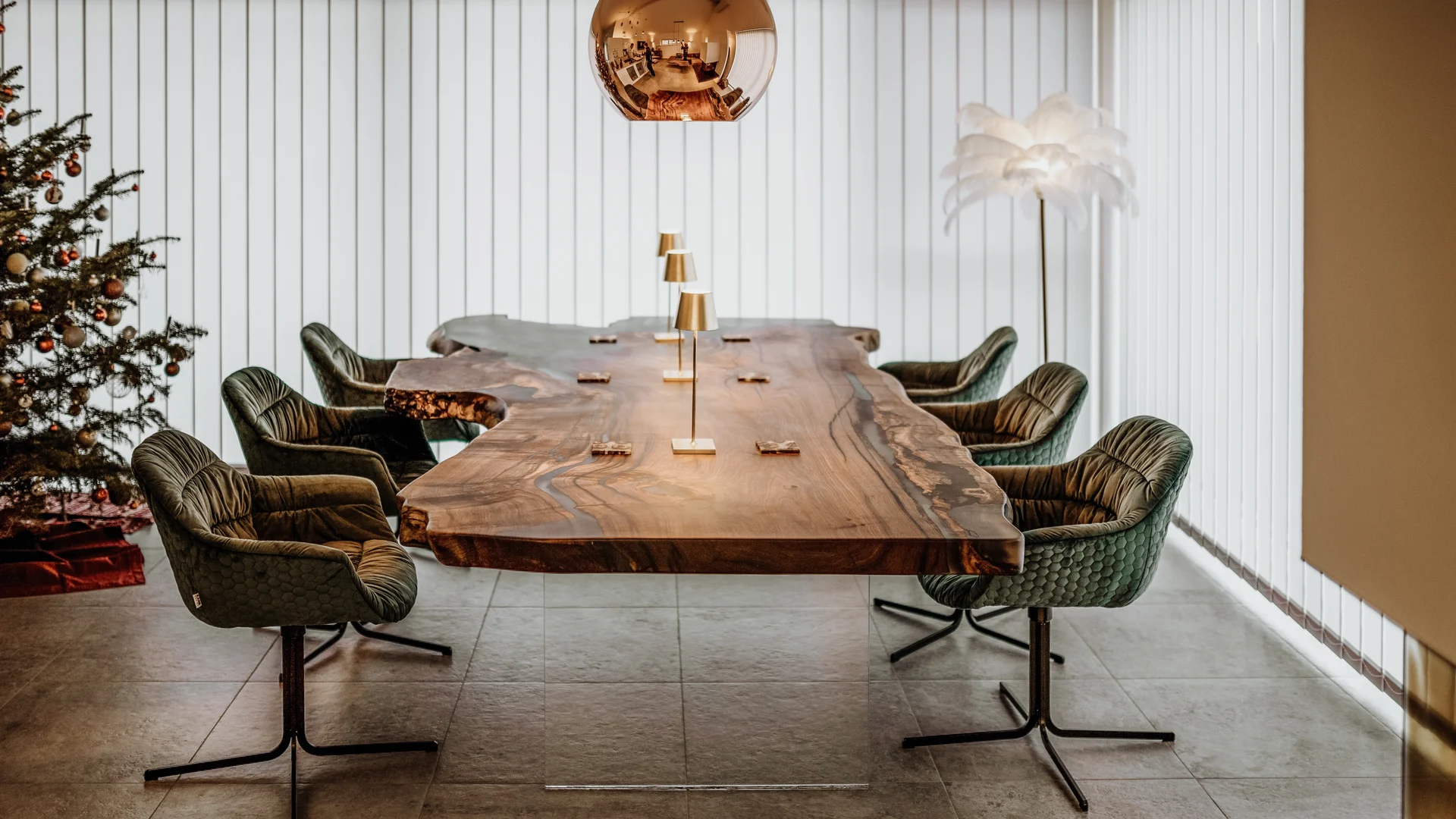 Einzigartiger Designer Wohnzimmer-Tisch aus einem Baumstamm mit eleganter Tischplatte aus Nussbaum, Stirnseite