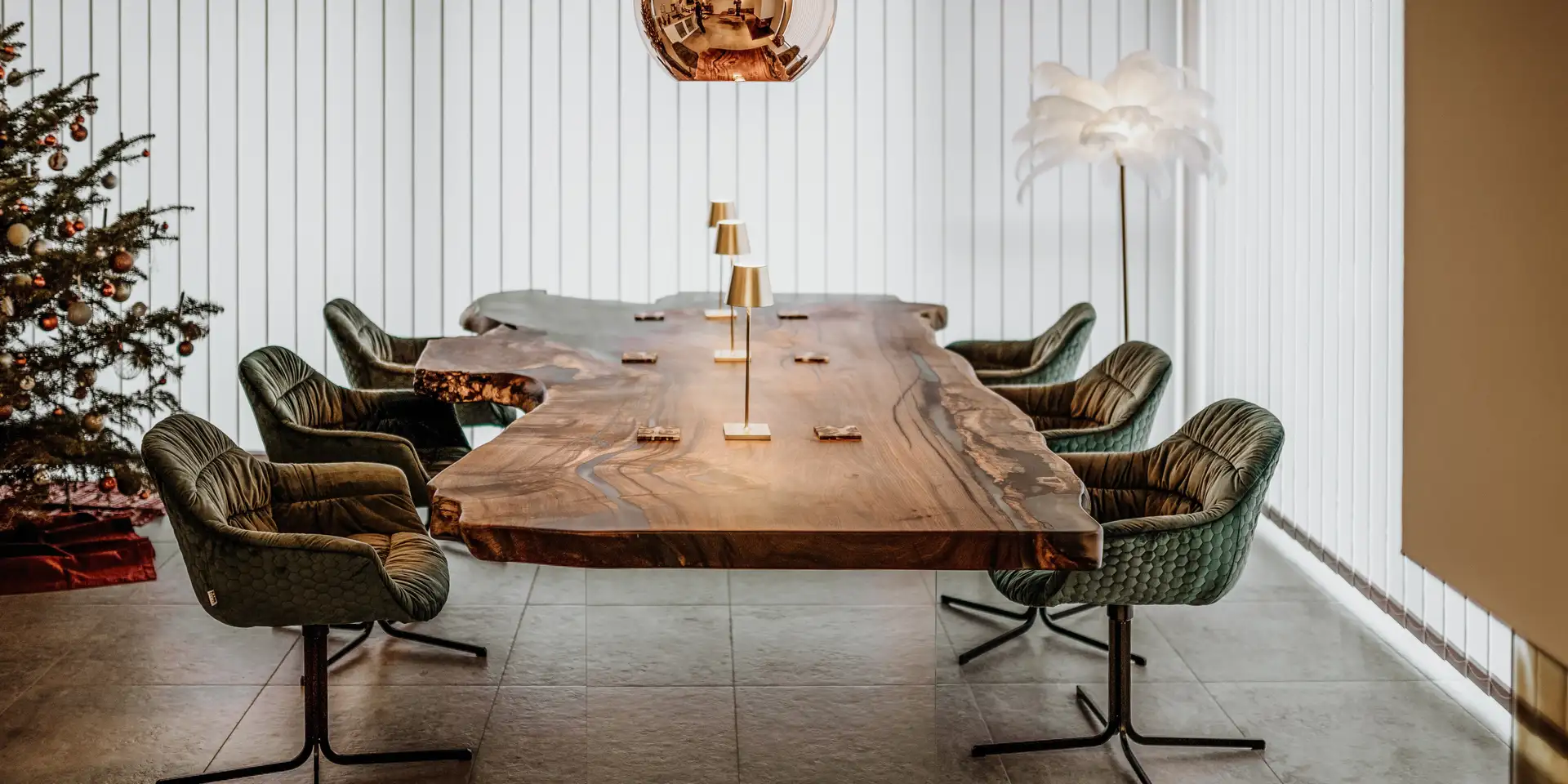Unico tavolo da soggiorno di design da un tronco con piano elegante in legno di noce, vista frontale.