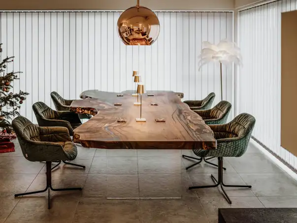 Unico tavolo da soggiorno di design da un tronco con piano elegante in legno di noce, vista frontale.