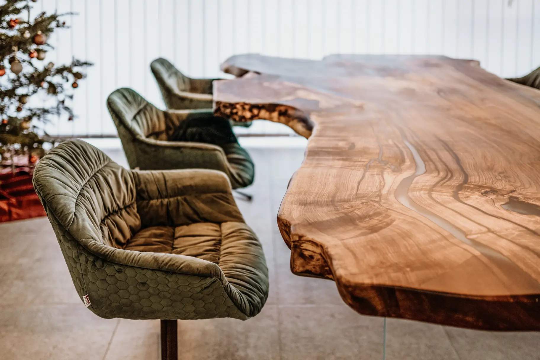 Einzigartiger Designer Wohnzimmer-Tisch aus einem Baumstamm mit eleganter Tischplatte aus Nussbaum, Detailansicht
