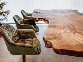 Mesa de salón de diseño única de un tronco con mesa elegante de madera de nogal, vista detallada.