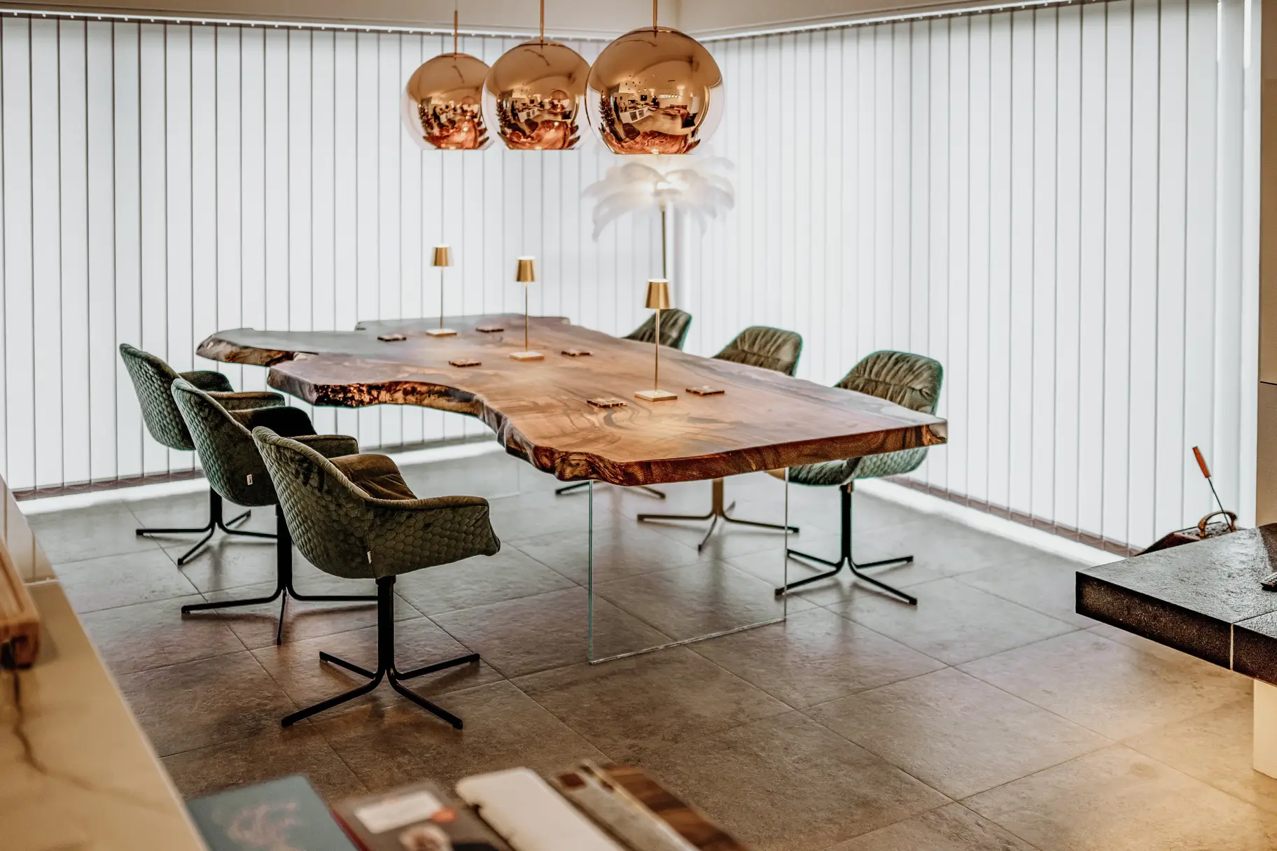 Einzigartiger Designer Wohnzimmer-Tisch aus einem Baumstamm mit eleganter Tischplatte aus Nussbaum