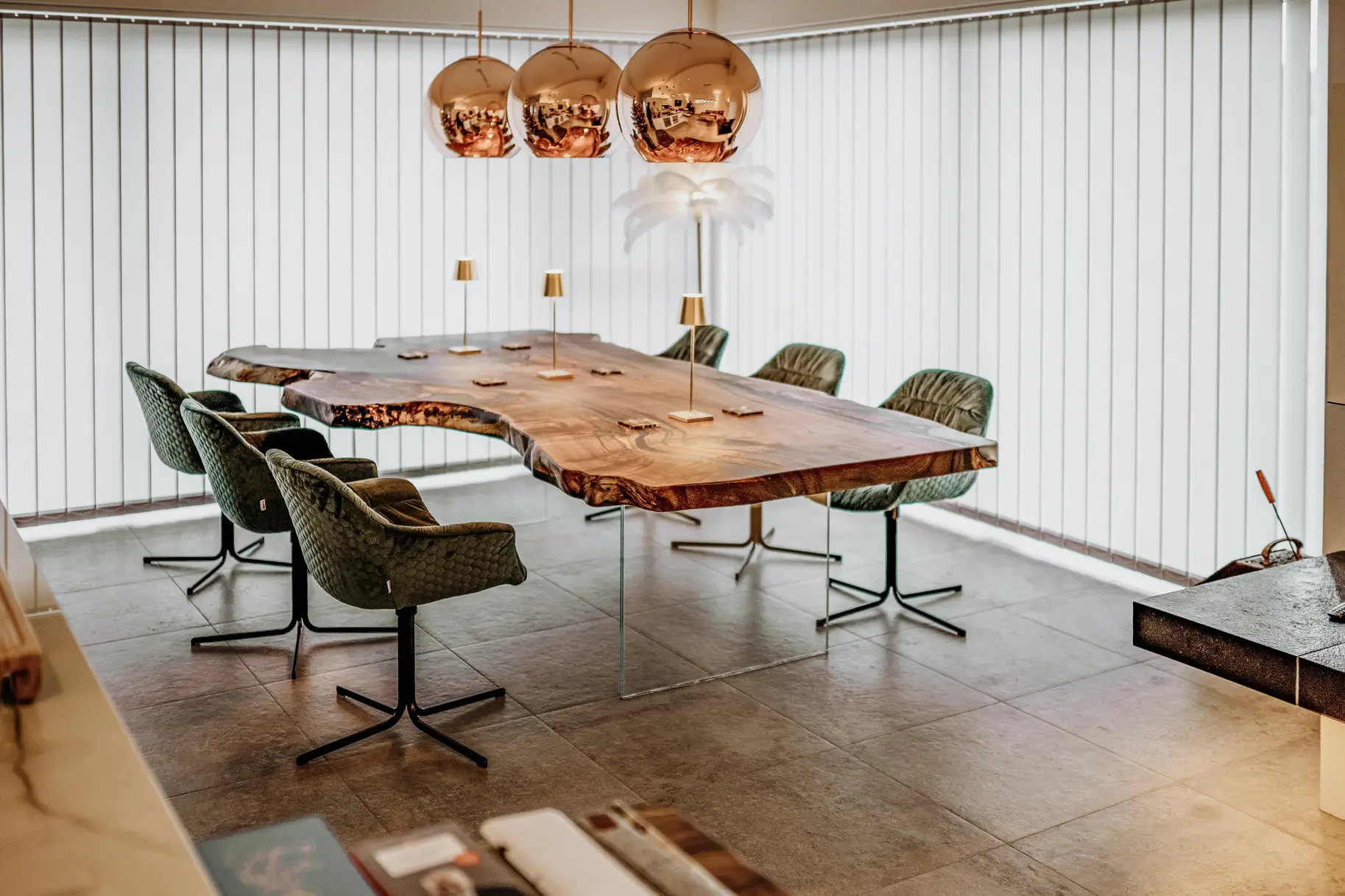 Einzigartiger Designer Wohnzimmer-Tisch aus einem Baumstamm mit eleganter Tischplatte aus Nussbaum