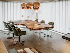 Mesa de salón de diseño única de un tronco con mesa elegante de madera de nogal.