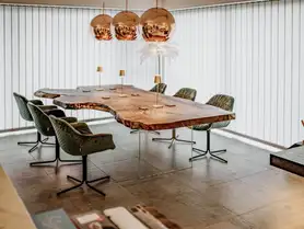 Einzigartiger Designer Wohnzimmer-Tisch aus einem Baumstamm mit eleganter Tischplatte aus Nussbaum