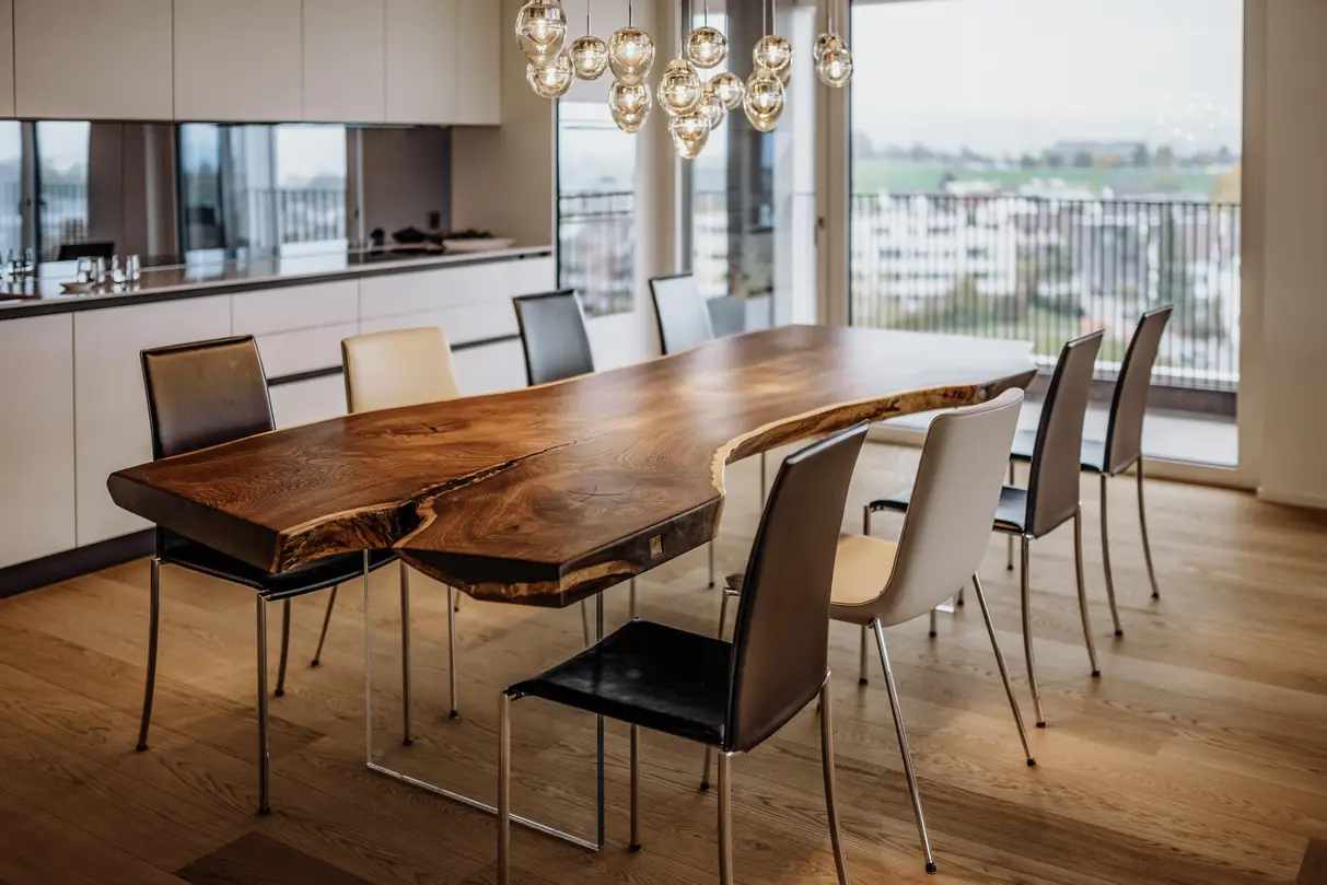 Rustikaler Designer-Tisch aus einem Baumstamm mit Glasbeinen und Naturholz-Tischplatte aus Eiche