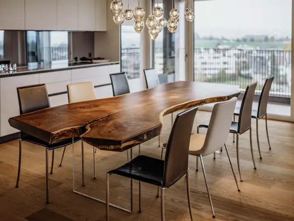 Mesa rústica de diseño de un tronco con patas de vidrio y mesa de madera natural de roble.