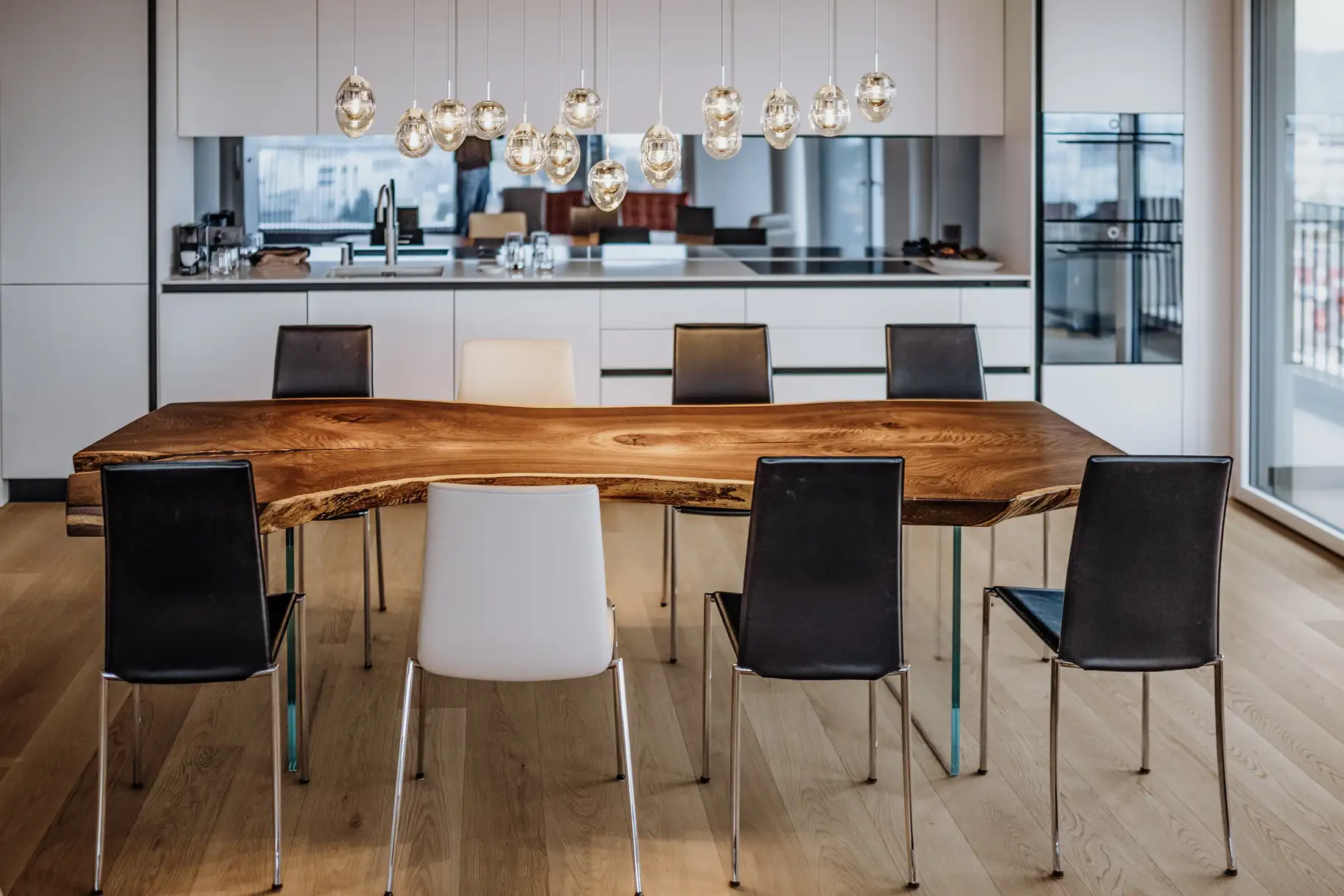 Rustikaler Designer-Tisch aus einem Baumstamm mit Glasbeinen und Naturholz-Tischplatte aus Eiche, Seite