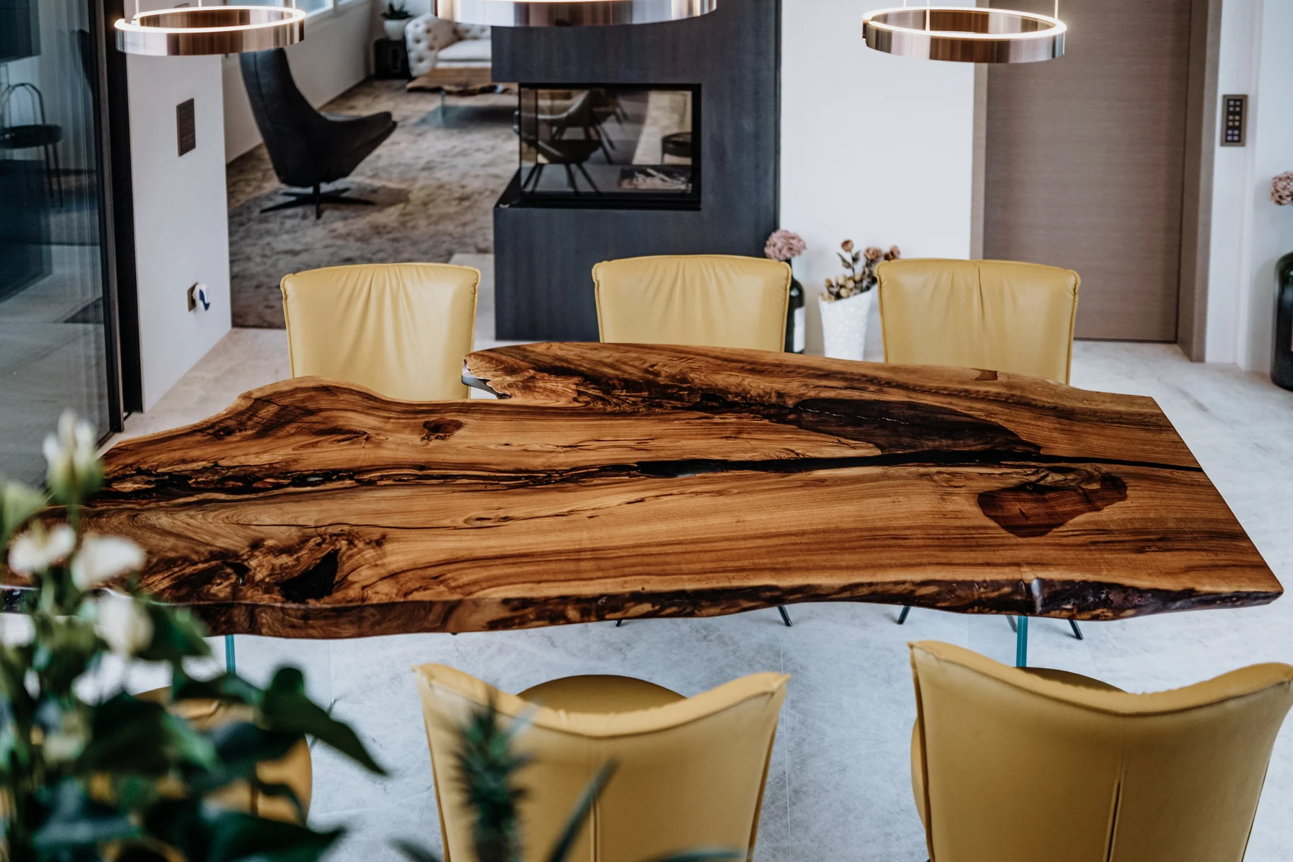 Mesa de diseño natural de un tronco con veta de madera expresiva, fabricada en nogal, vista izquierda.
