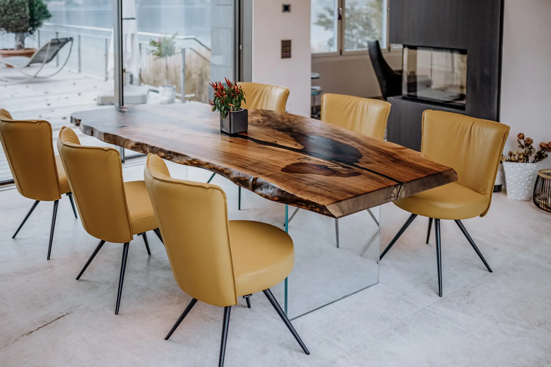 Naturbelassener Designtisch aus einem Baumstamm mit ausdrucksstarker Holzstruktur, gefertigt aus Nussbaum