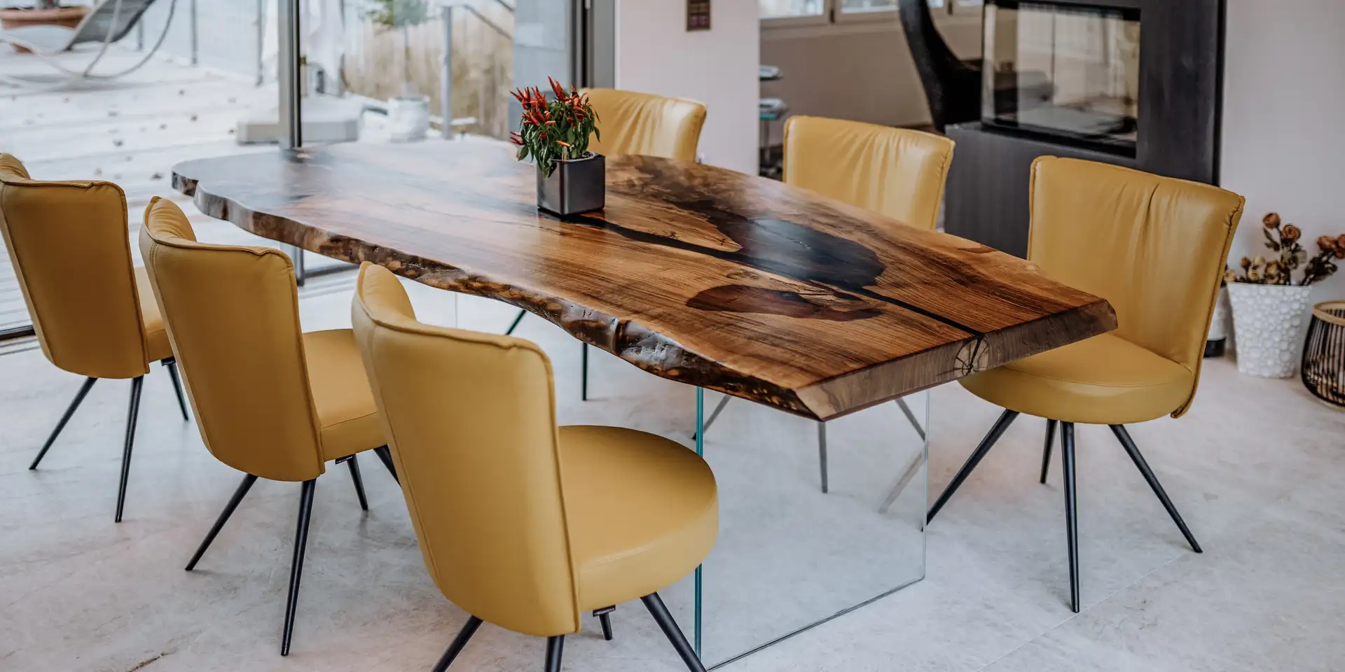 Table design naturel en tronc d’arbre avec grain de bois expressif, fabriquée en noyer.