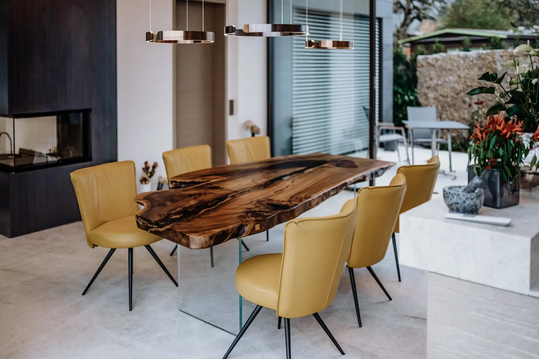 Mesa de diseño natural de un tronco con veta de madera expresiva, fabricada en nogal, vista derecha.