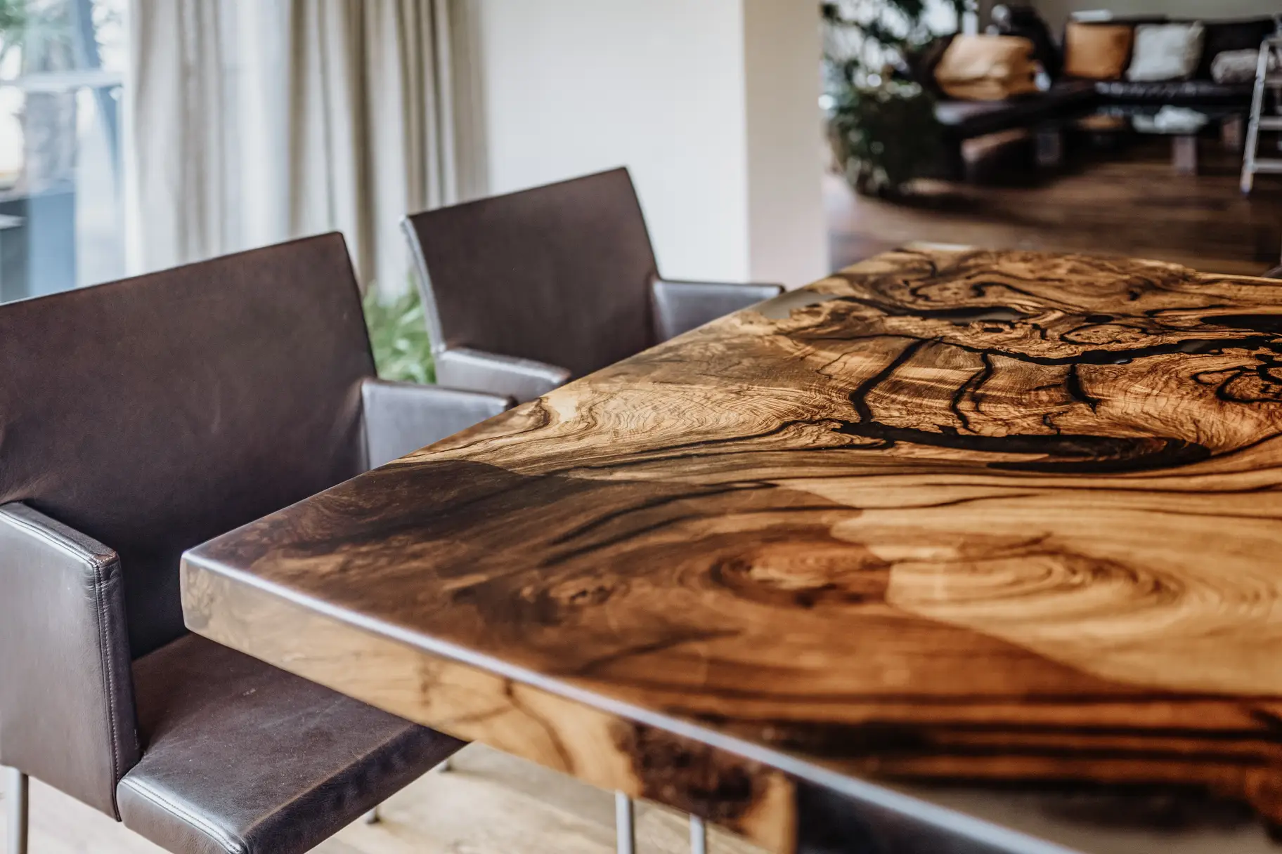 Hochwertiger Esstisch aus einem Baumstamm mit gerader Baumkante und Massivholz-Tischplatte aus Nussbaum, Detailansicht