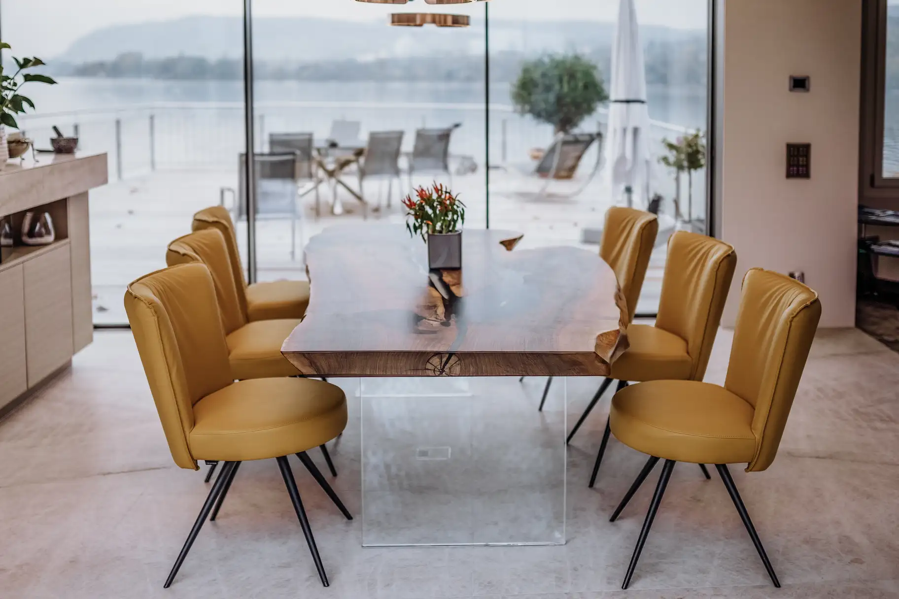Mesa de diseño natural de un tronco con veta de madera expresiva, fabricada en nogal, vista lateral.