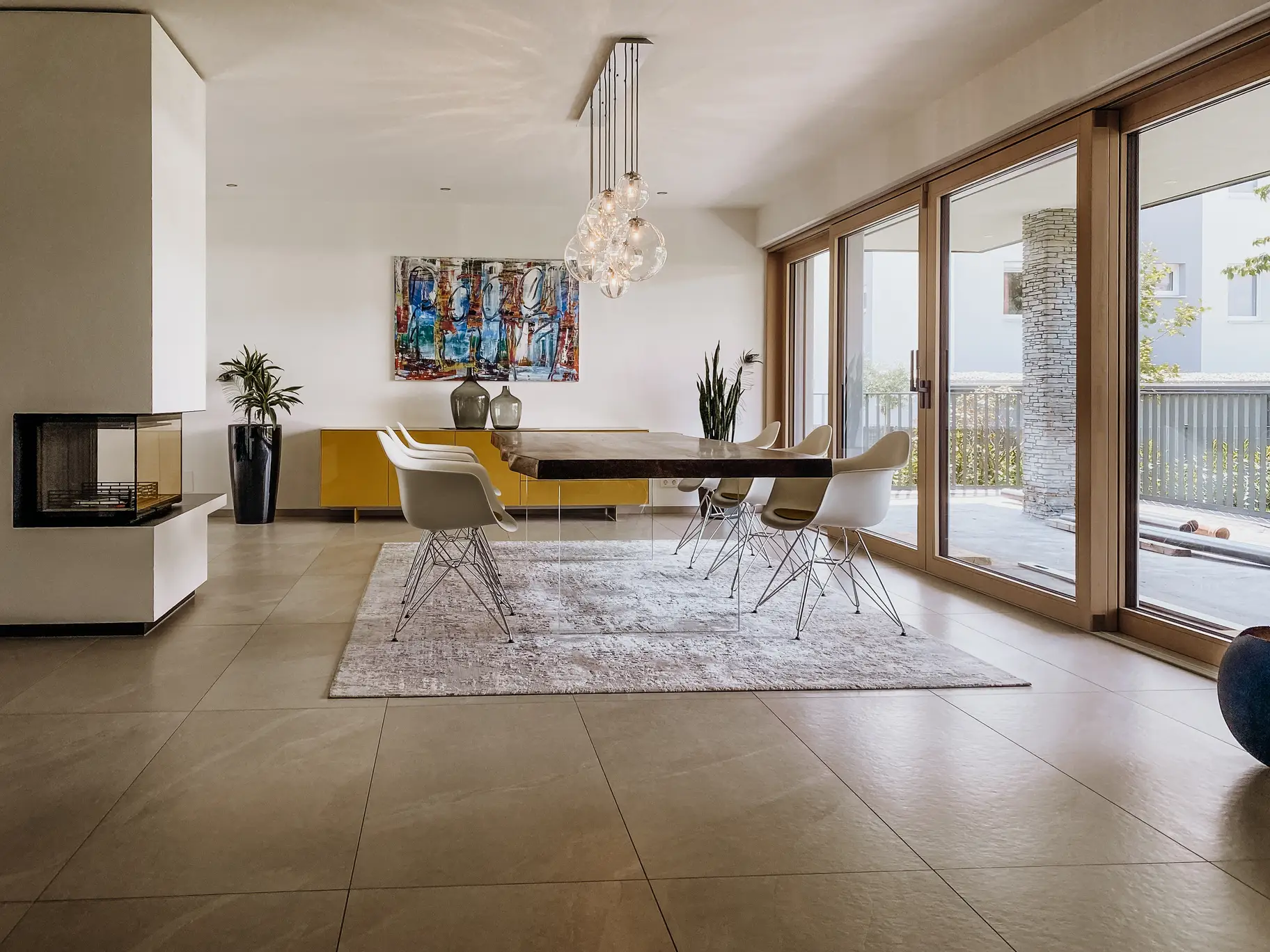 Designer Esszimmertisch aus einem Baumstamm mit natürlicher Baumkante und eleganten Glasbeinen aus Eiche, Frontal