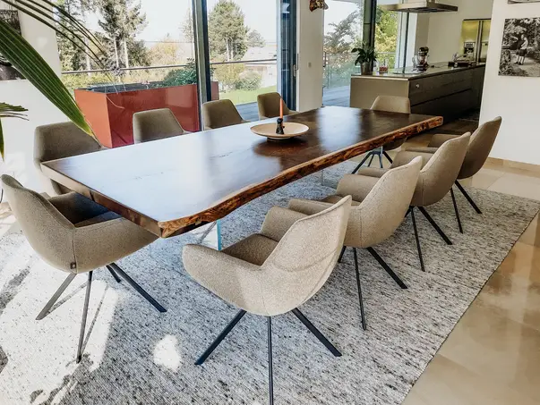 Mesa masiva para salón de un tronco con veta única y mesa resistente de roble.