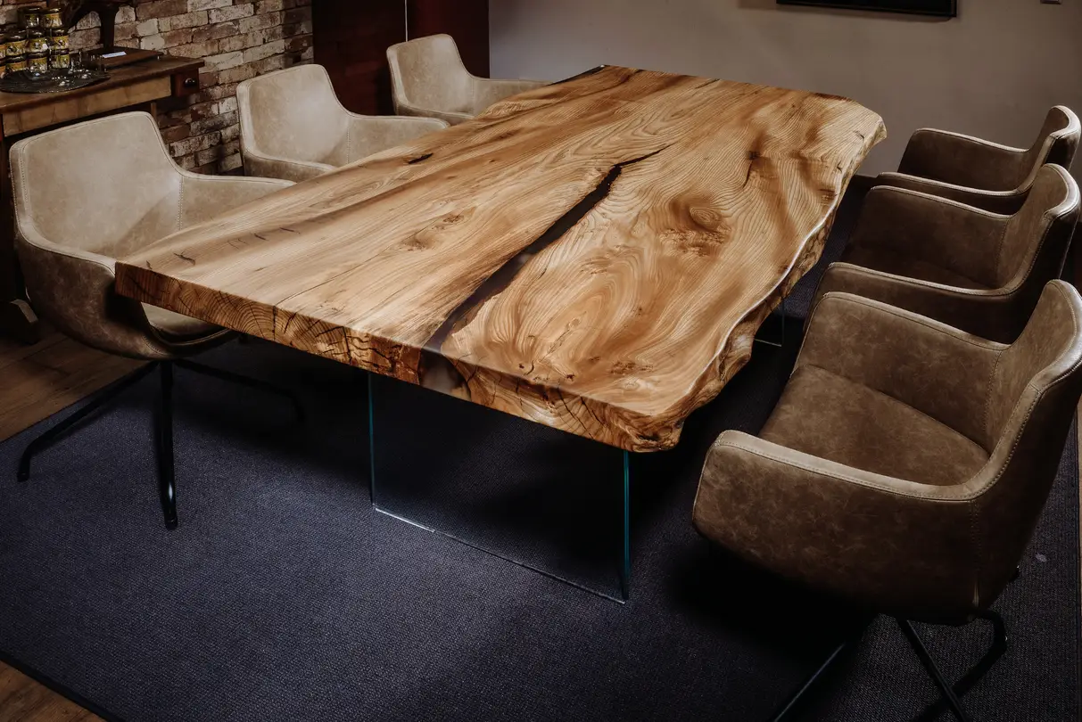 Designer Wohnzimmer-Tisch aus einem Baumstamm mit edler Baumkante, gefertigt in Handarbeit aus Ulme