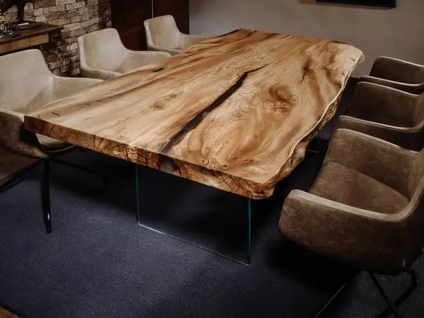 Mesa de salón de diseño de un tronco con borde natural elegante, hecha a mano de olmo.