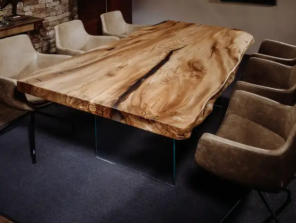 Tavolo da soggiorno di design da un tronco con bordo naturale elegante, realizzato a mano in olmo.