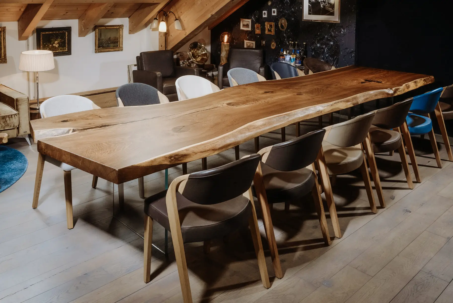 Massiver Designer-Tisch aus einem Baumstamm mit eleganten Glasbeinen und starker Tischplatte aus Eiche