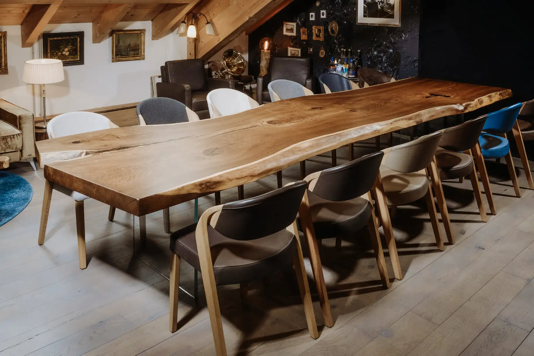 Massiver Designer-Tisch aus einem Baumstamm mit eleganten Glasbeinen und starker Tischplatte aus Eiche