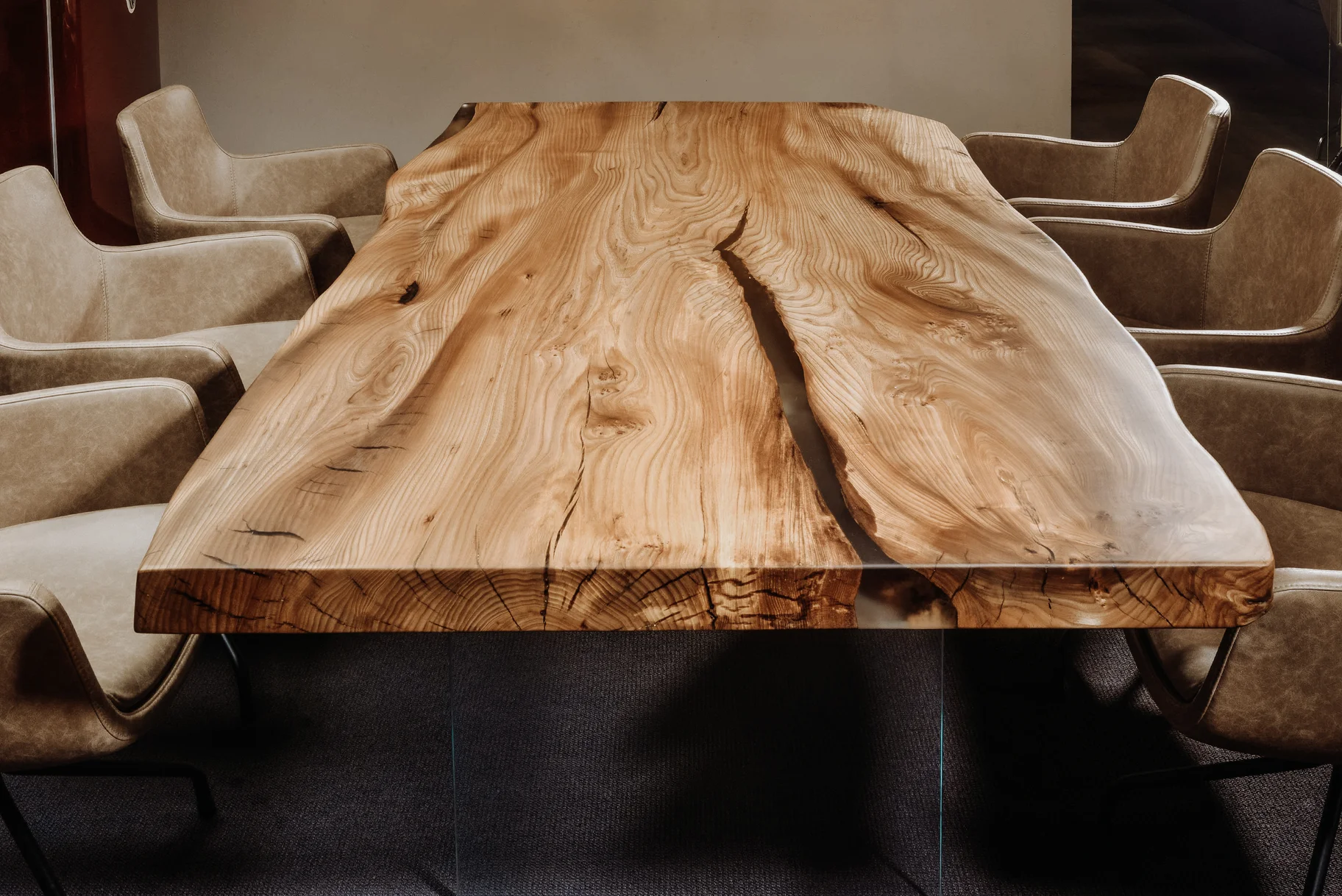 Table de salon design en tronc d’arbre avec bord naturel noble, fabriquée à la main en orme, vue frontale.