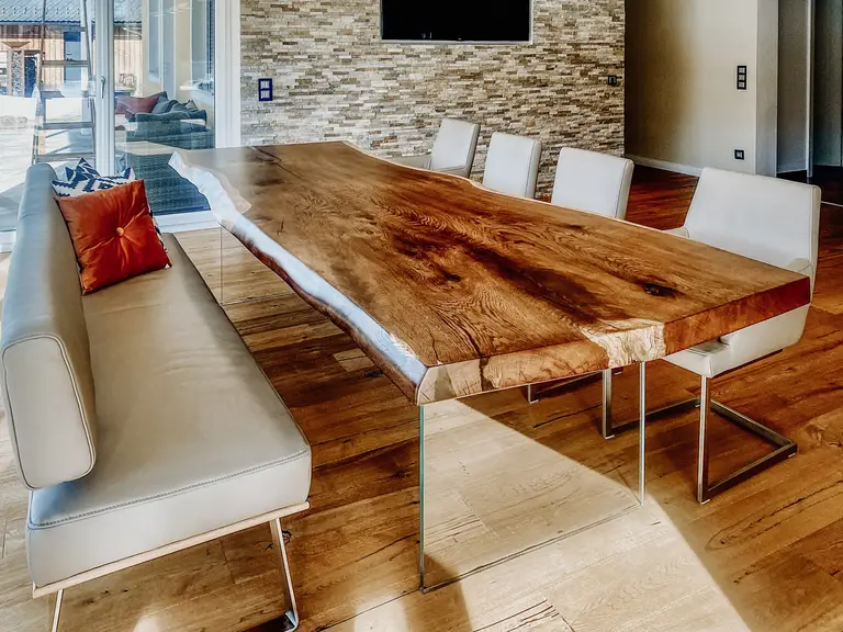 Unico tavolo da pranzo da un tronco con piano stabile e design naturale in rovere.