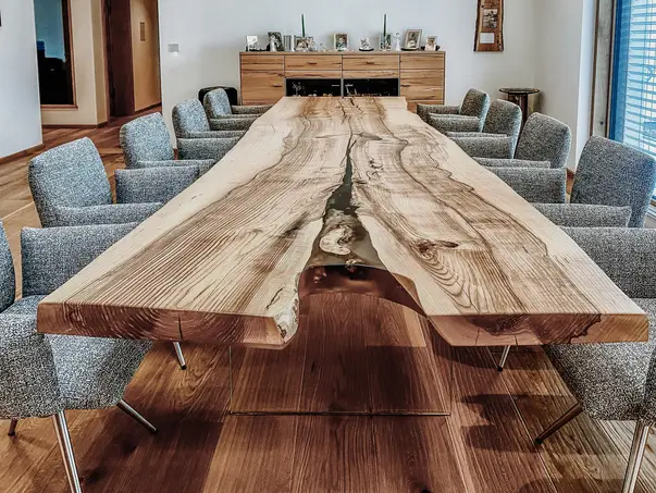 Mesa de comedor de alta calidad de un tronco con mesa de madera maciza de fresno, vista frontal.