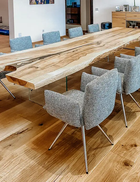 Table à manger de haute qualité en tronc d’arbre avec plateau en bois massif de frêne.