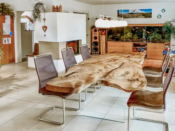 Tavolo da pranzo massiccio in legno vero con venatura espressiva, realizzato in olmo.