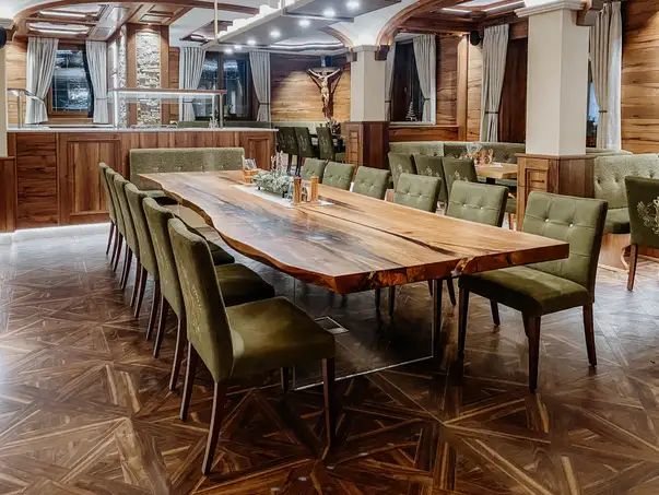 Tavolo rustico da ristorante da un tronco con venature vivaci, realizzato in olmo da Stammdesign.