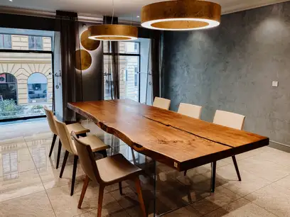 Moderner Designer Baumstammtisch mit Tischbeinen aus Glas und Massivholz-Tischplatte aus Eiche