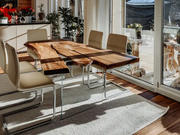 Mesa exclusiva de madera de un tronco con mesa de madera natural de olmo, vista frontal.