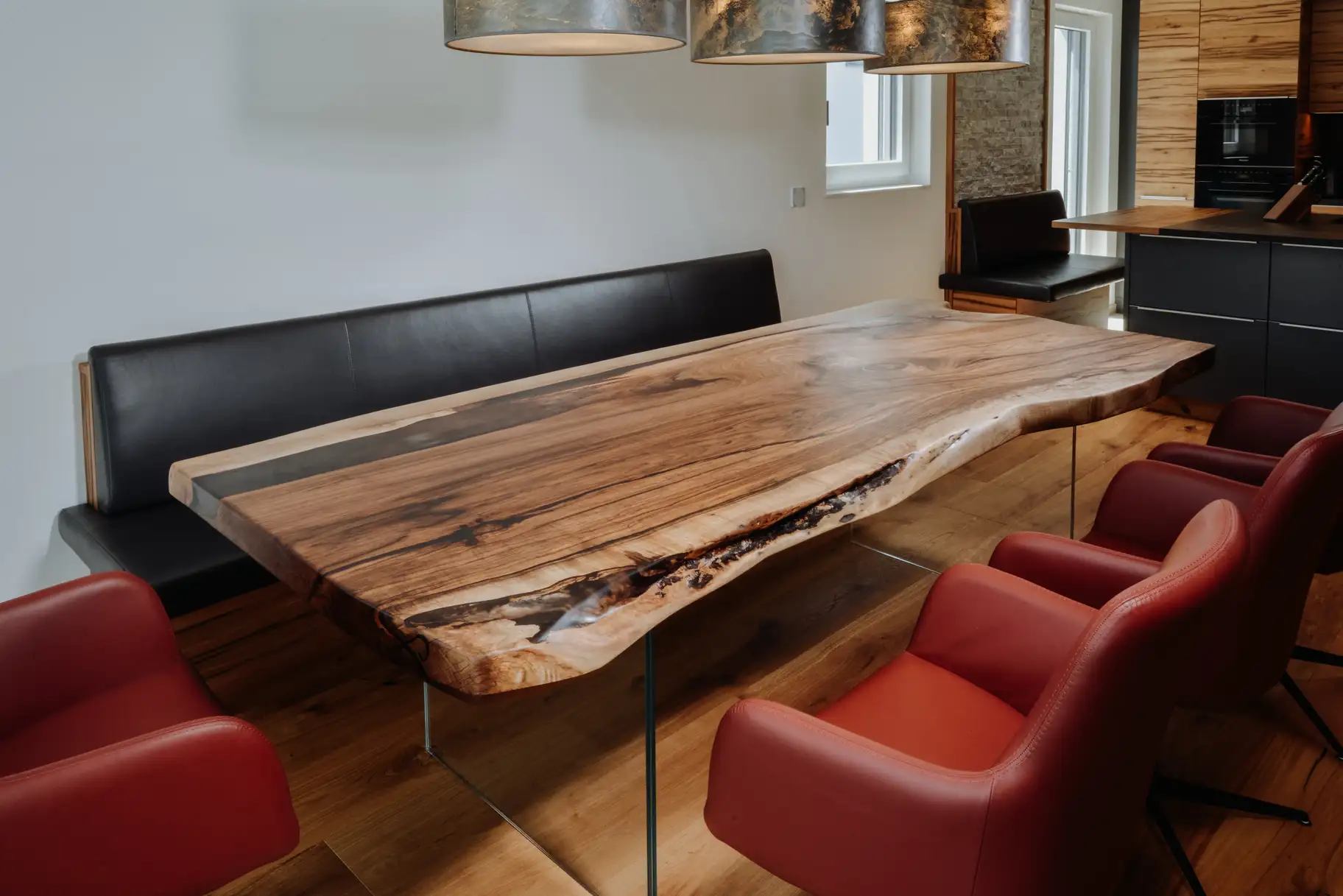 Designer Esstisch aus einem Baumstamm mit eleganter Baumkante aus Nussbaum von Stammdesign, Seitenansicht