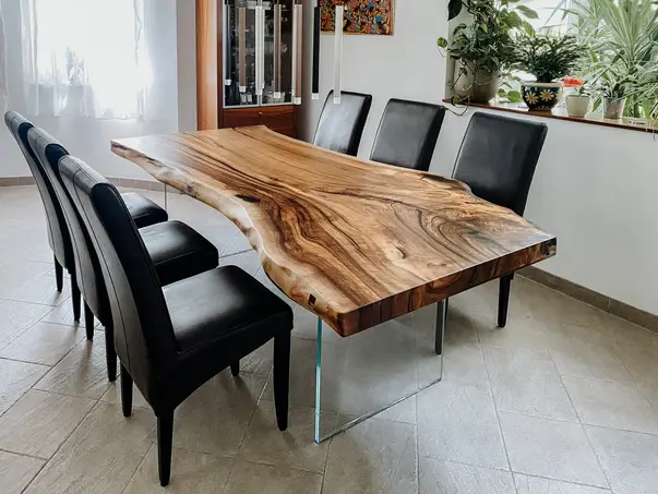 Mesa de madera natural hecha a mano de un tronco con estructura de madera natural y patas de vidrio de nogal.