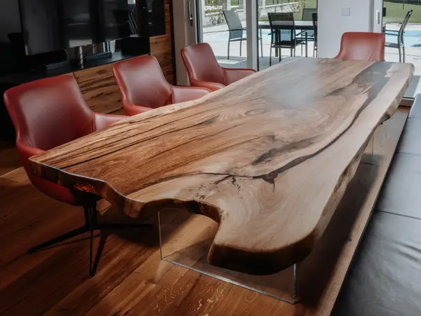 Mesa de comedor de diseño de un tronco con borde natural elegante de nogal de Stammdesign.