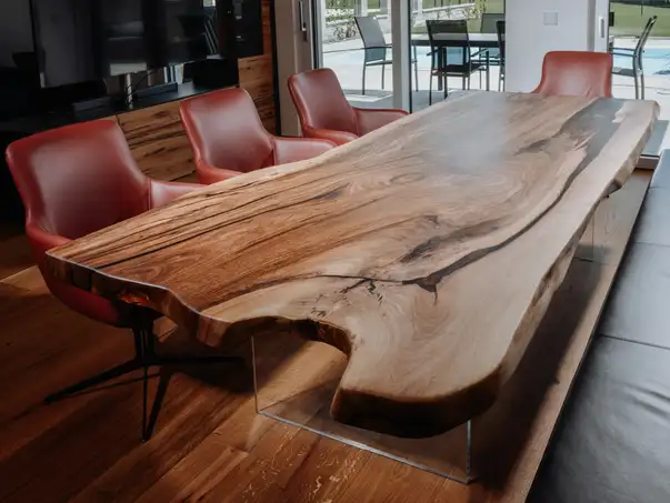 Tavolo da pranzo di design da un tronco con bordo naturale elegante in noce di Stammdesign.