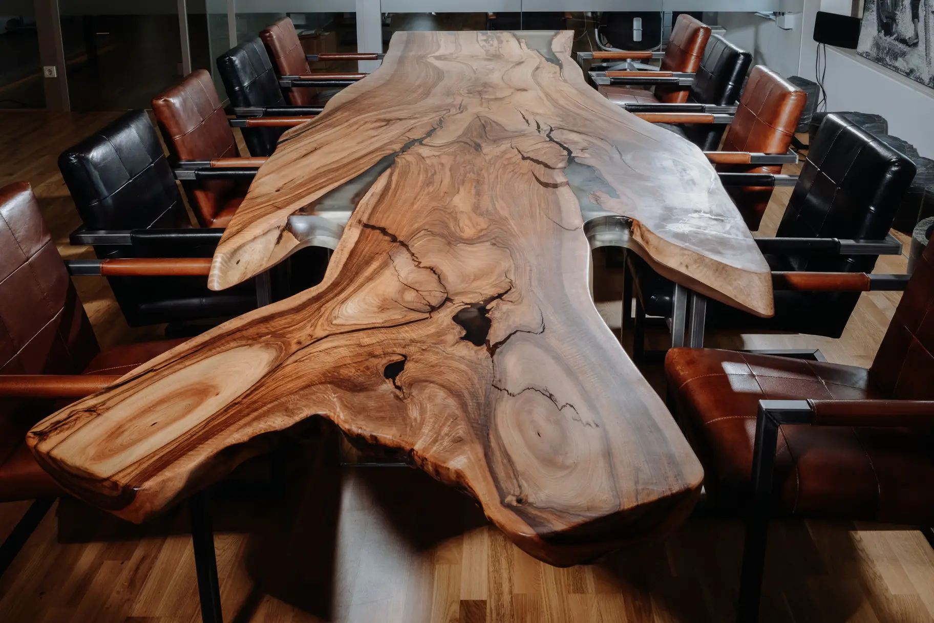 Massiver Designertisch aus einem Baumstamm mit einzigartiger Maserung und stabiler Tischplatte aus Nussbaum