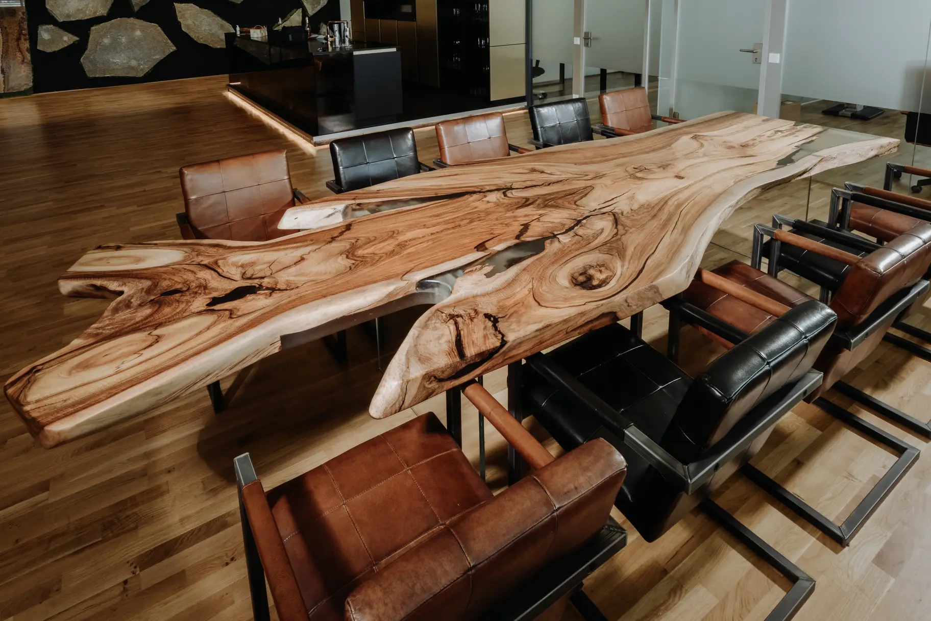 Massiver Designertisch aus einem Baumstamm mit einzigartiger Maserung und stabiler Tischplatte aus Nussbaum, Rechts