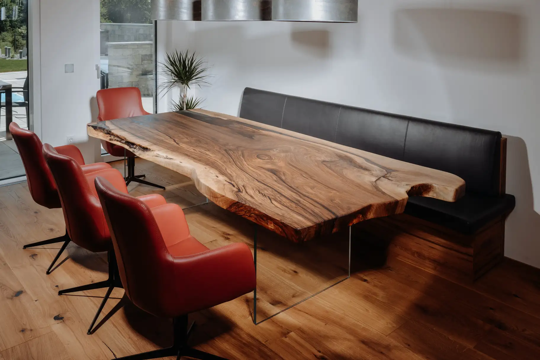 Designer Esstisch aus einem Baumstamm mit eleganter Baumkante aus Nussbaum von Stammdesign 2