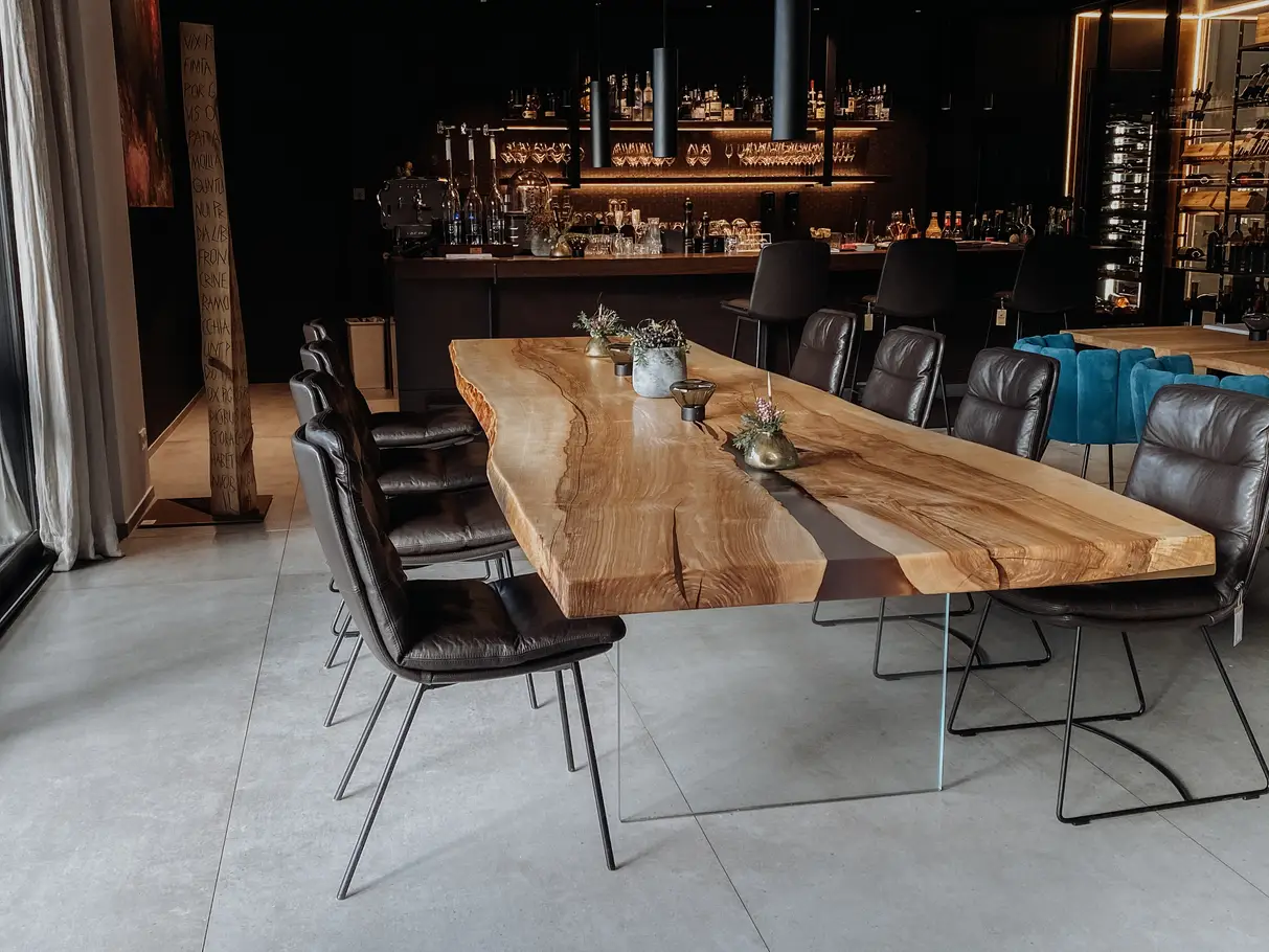 Moderner Designer Gastrotisch aus einem Baumstamm mit stabiler Tischplatte und Glasbeinen aus Esche, Frontalansicht