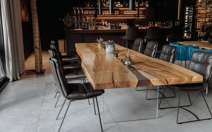Moderner Designer Gastrotisch aus einem Baumstamm mit stabiler Tischplatte und Glasbeinen aus Esche, Frontalansicht