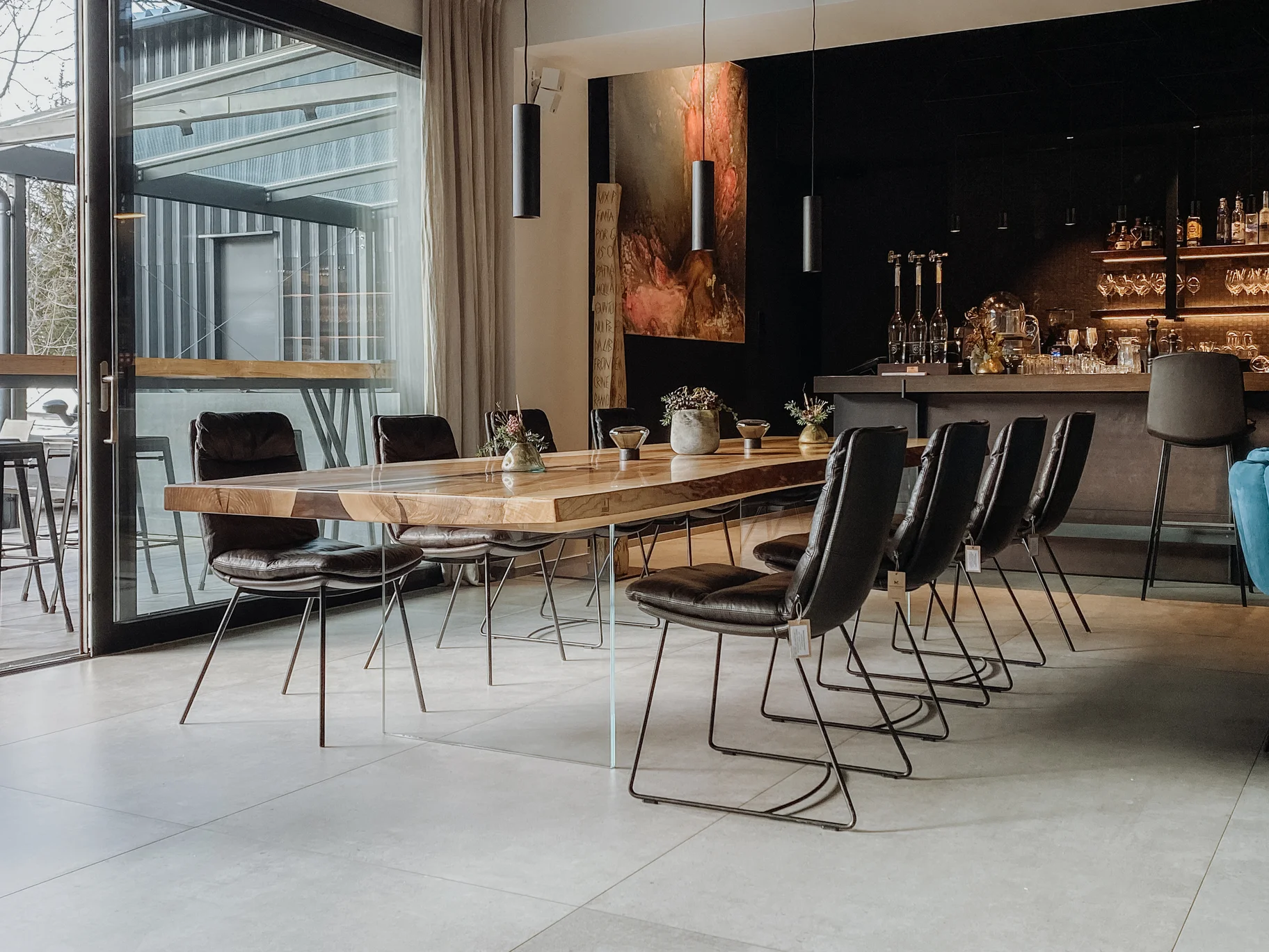 Mesa gastro moderna de diseño de un tronco con tablero estable y patas de vidrio de fresno, vista lateral.