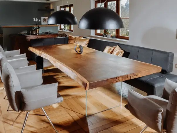 Mesa de comedor única de un tronco con borde natural y mesa de roble 1.