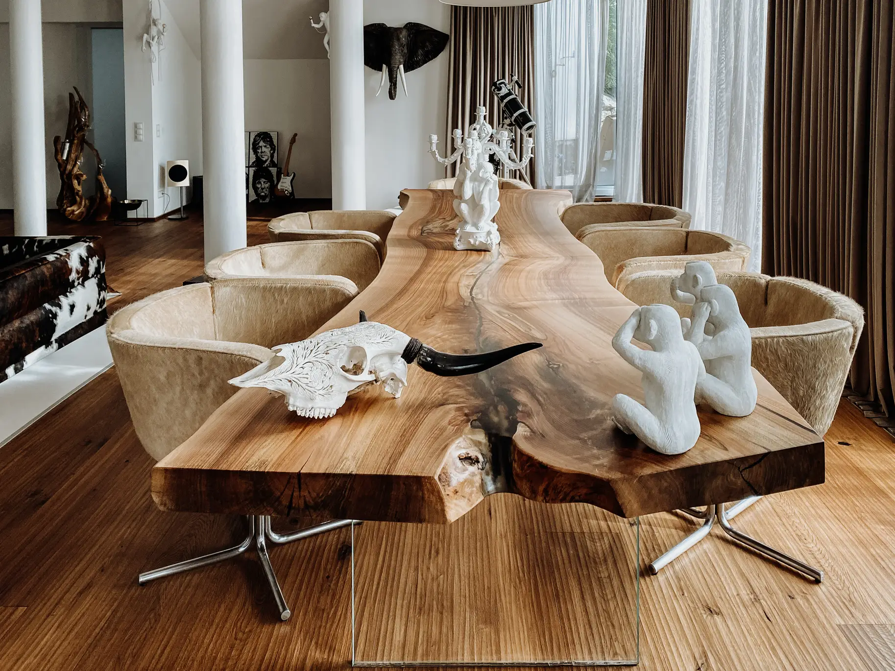 Hochwertiger Holztisch aus einem Baumstamm mit lebendiger Maserung und starker Tischplatte aus Nussbaum