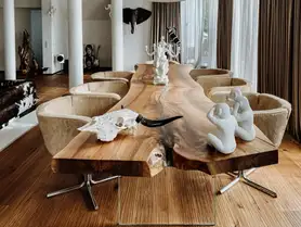 Hochwertiger Holztisch aus einem Baumstamm mit lebendiger Maserung und starker Tischplatte aus Nussbaum