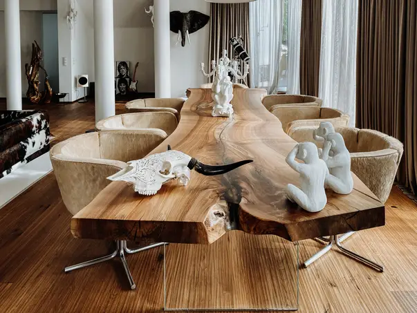Mesa de madera de alta calidad de un tronco con vetas vibrantes y una gruesa mesa de nogal.