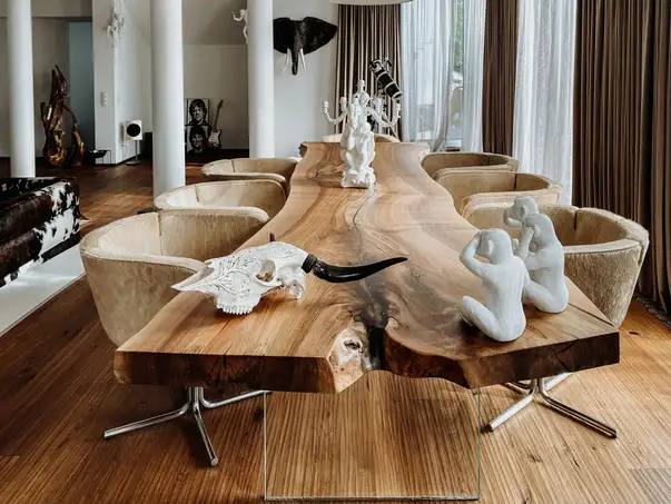 Tavolo in legno di alta qualità da un tronco con venature vive e un piano in noce spesso.
